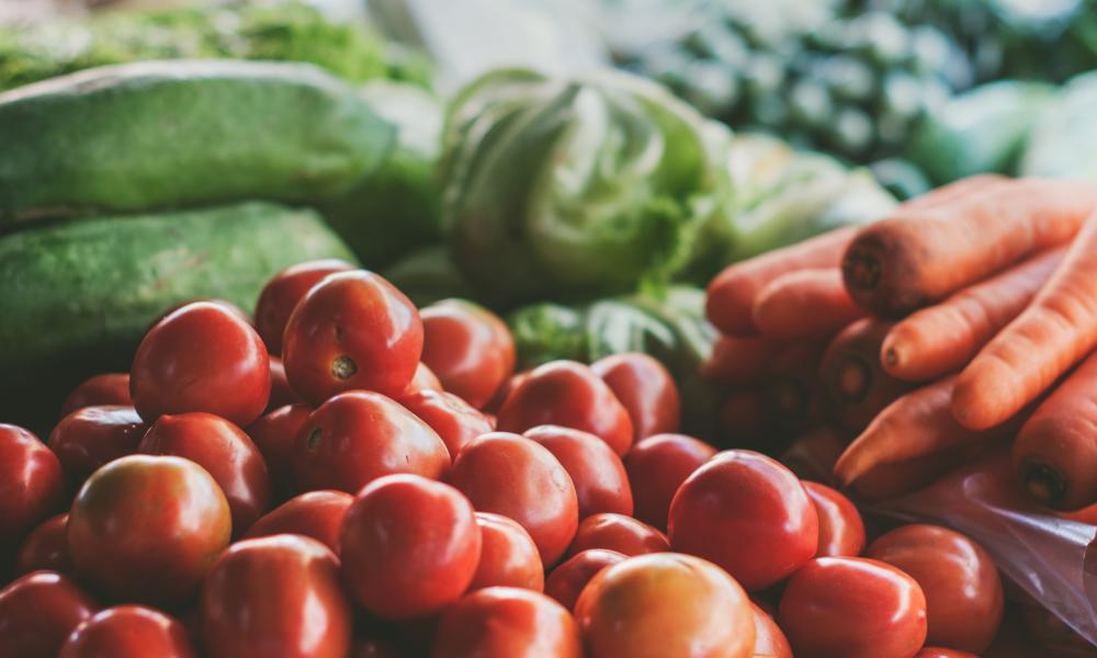 Image of tomatoes, carrots, and bell peppers on a table